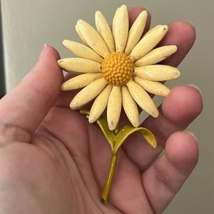 Mellow yellow vintage enamel daisy pin